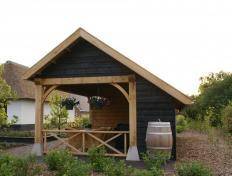 Houten tuinhuis met een overkapping